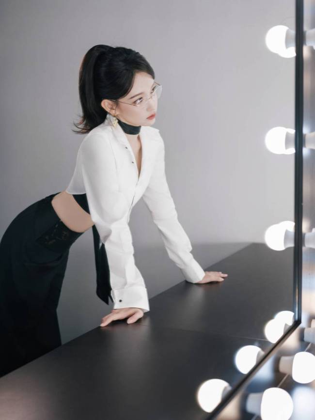 程潇戴无框眼镜高智感十足 高马尾发型干练时尚