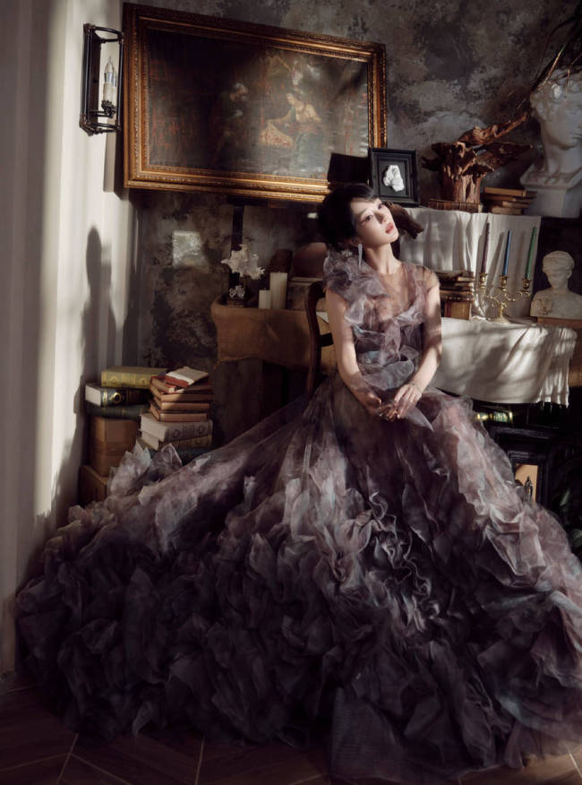 杨紫穿薄纱裙气质优雅！化身复古油画女郎美貌迷人