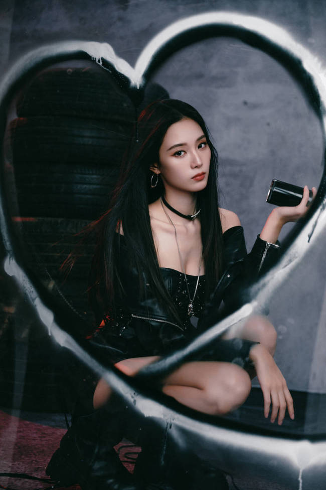 徐艺洋身穿黑色皮衣 大方秀香肩长腿热辣性感
