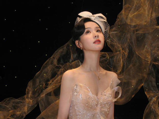 陈都灵穿闪钻礼服戴白色网纱 气质优雅如复古名伶