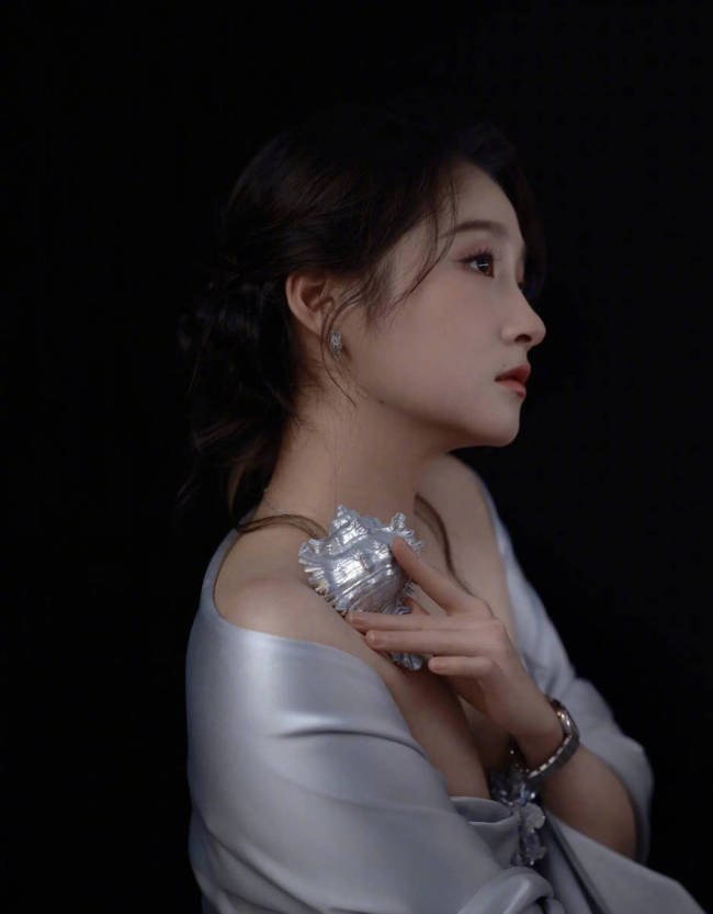 关晓彤身着银灰色缎面长裙 发丝轻拂尽显温婉华贵