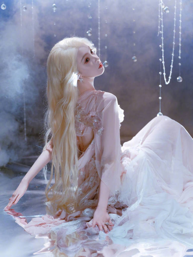 陈瑶粉白纱裙配金色长卷发 宛如人鱼公主气质空灵