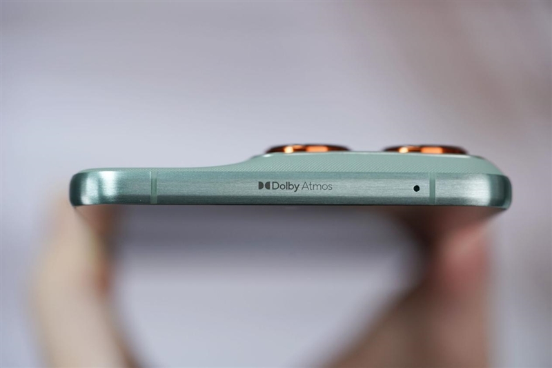 安卓Air首秀！ 联想moto X70 Air 评测：159g的极致轻薄