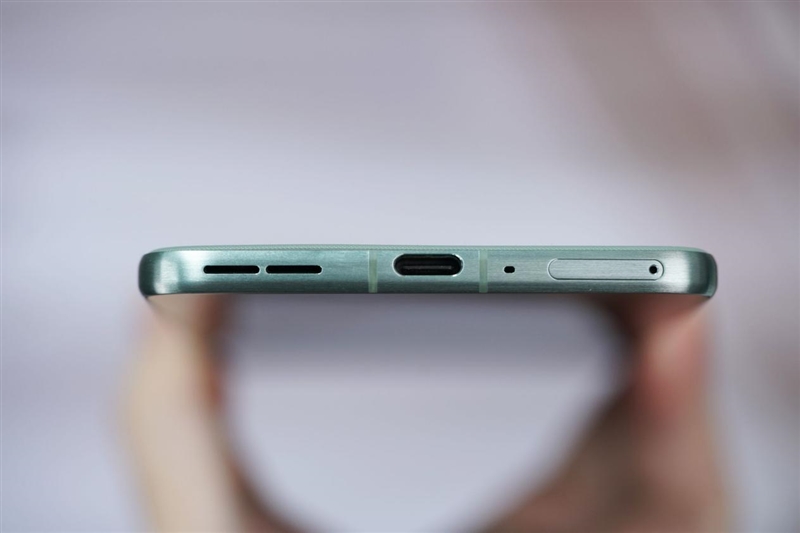 安卓Air首秀！ 联想moto X70 Air 评测：159g的极致轻薄