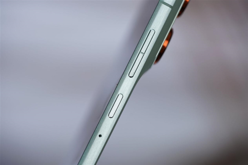 安卓Air首秀！ 联想moto X70 Air 评测：159g的极致轻薄