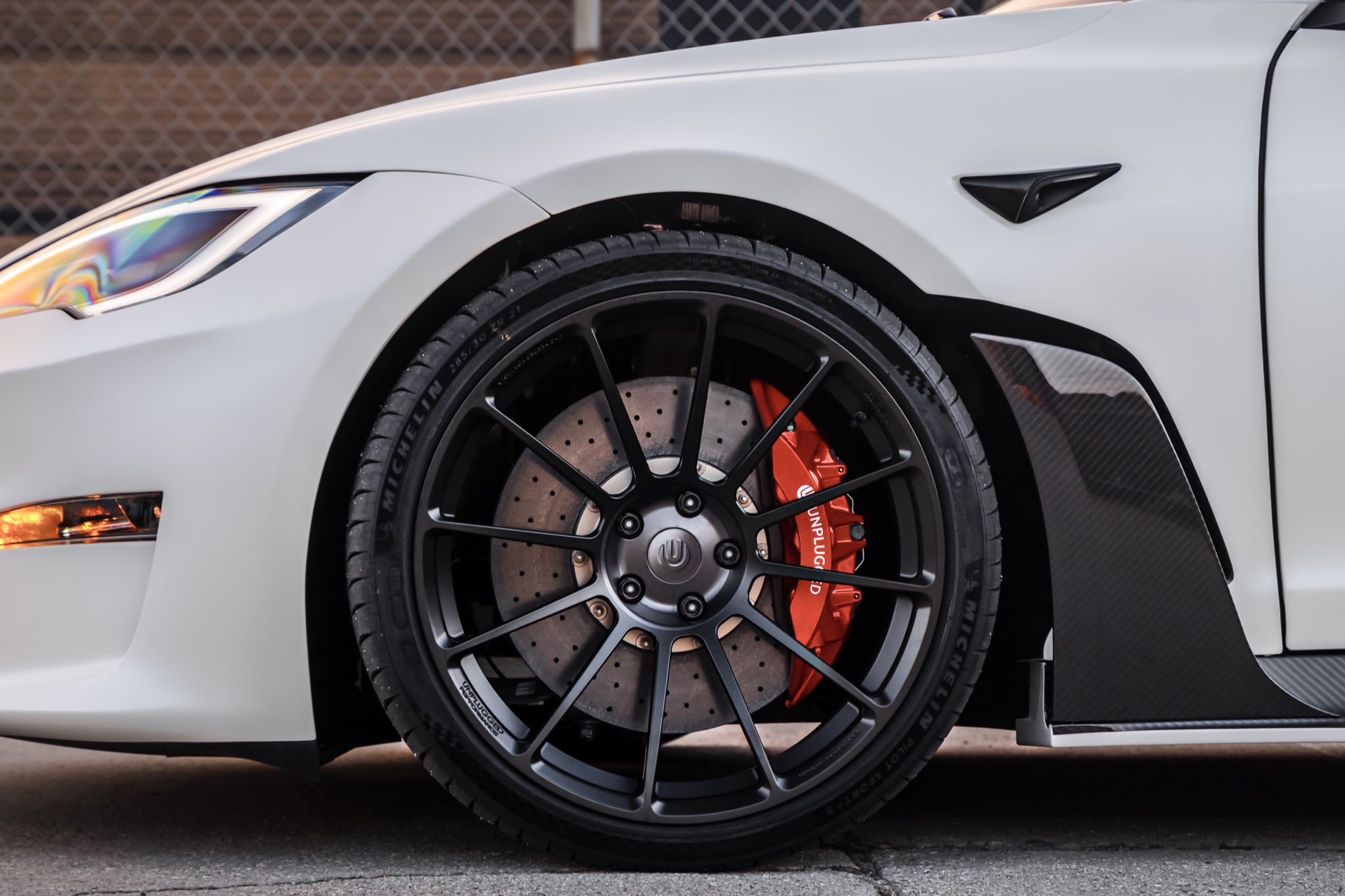 马斯克明确拒绝设立特斯拉高性能子品牌，专注自动驾驶研发