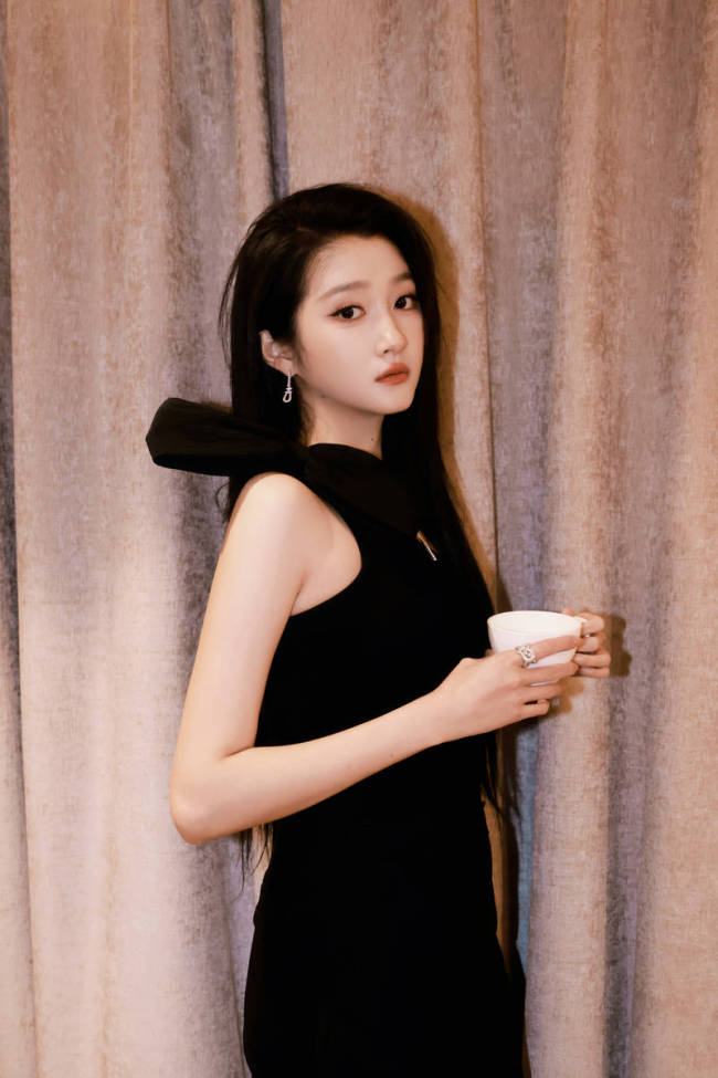 关晓彤穿修身西装干练优雅 黑长直造型清纯动人