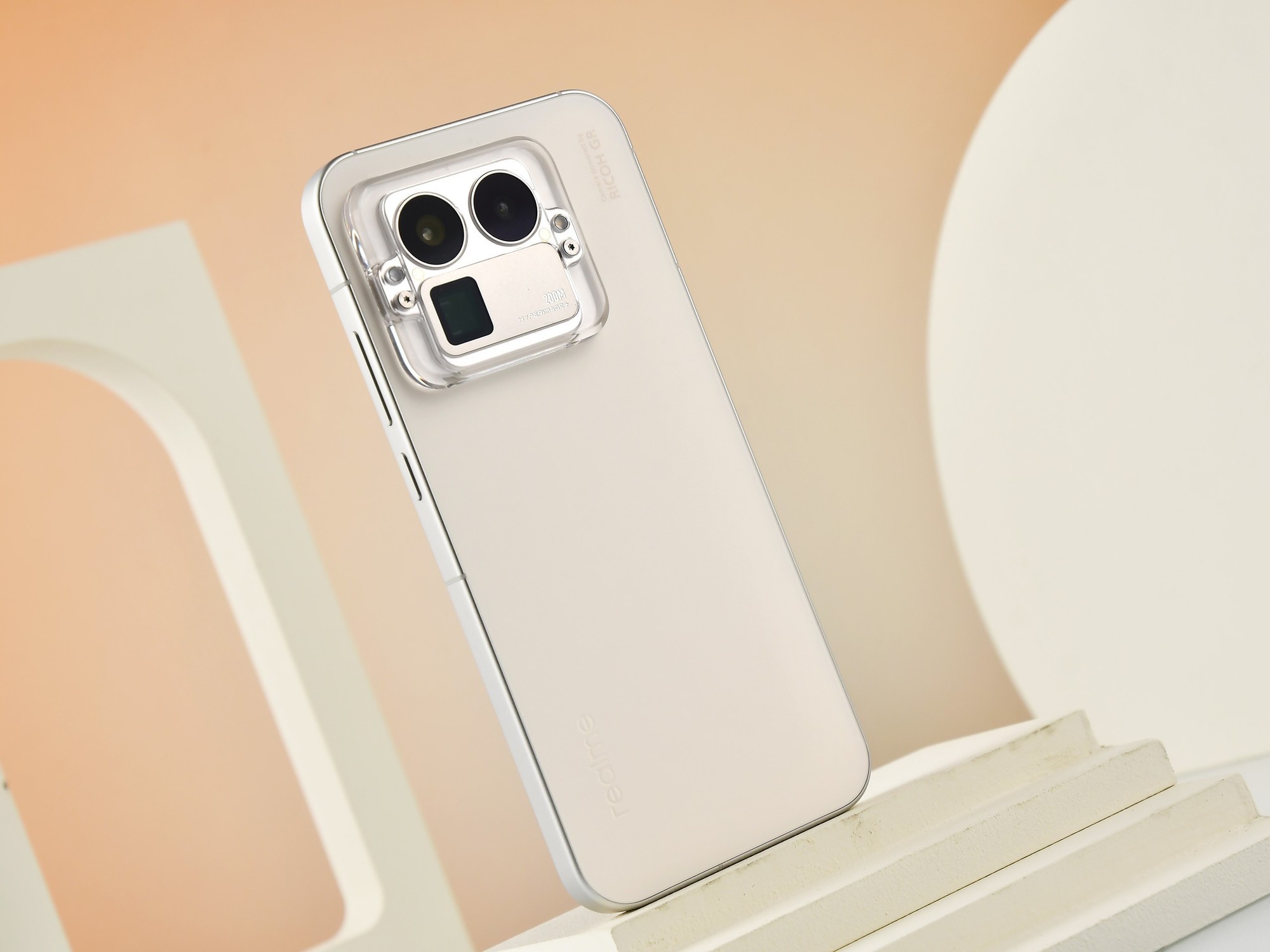 背屏、背部扬声器、可拆卸镜头模组,这些创新能不能带来差异化?