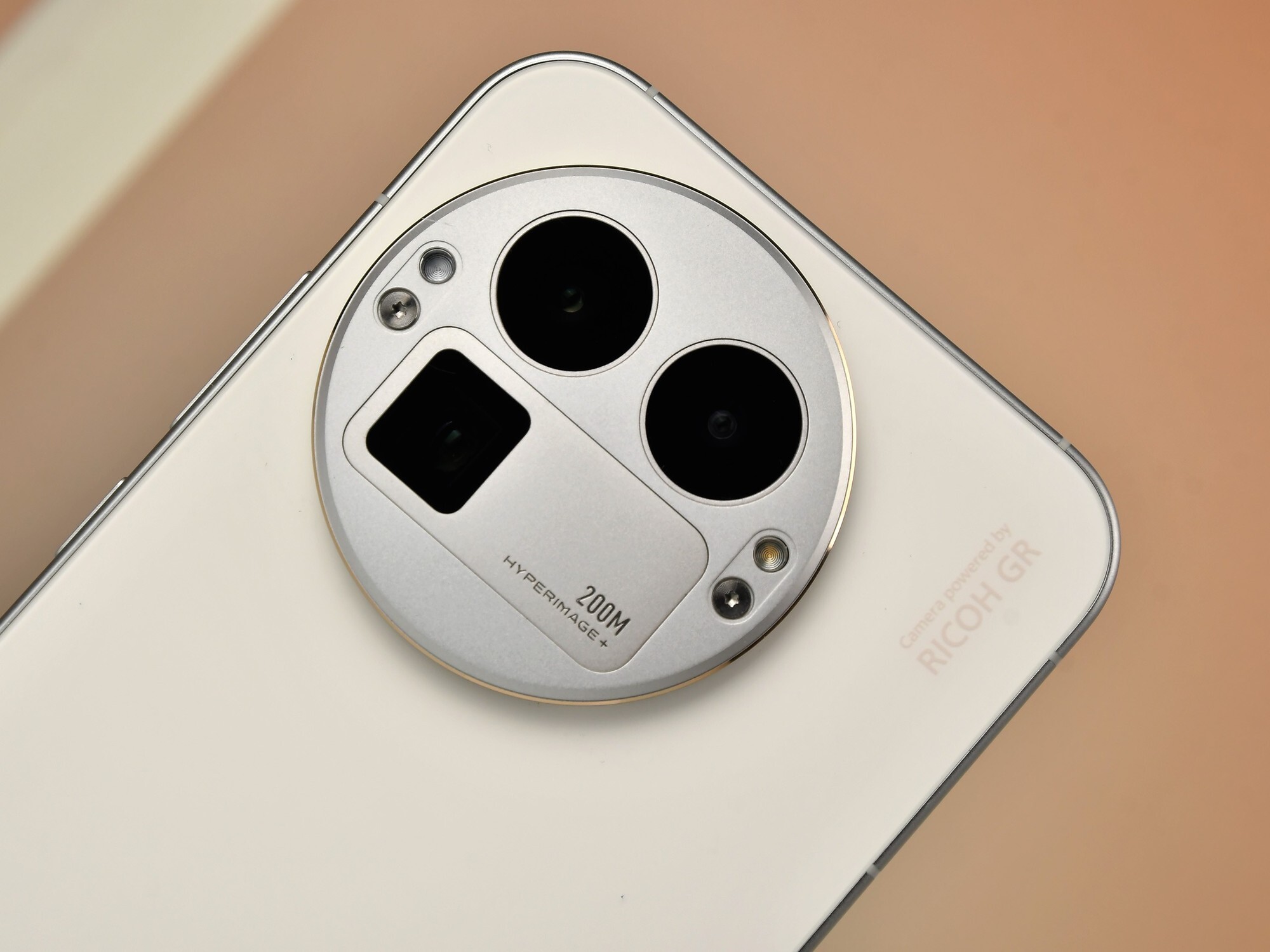 背屏、背部扬声器、可拆卸镜头模组,这些创新能不能带来差异化?