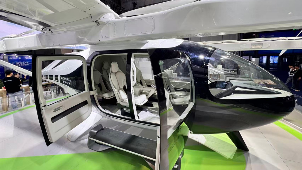 未来怎么“打飞的”？进博会“低空出行起降点”提供了沉浸体验