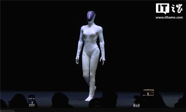 马斯克评价小鹏 IRON“身材不错”：整个机器人市场将由特斯拉和中国主导