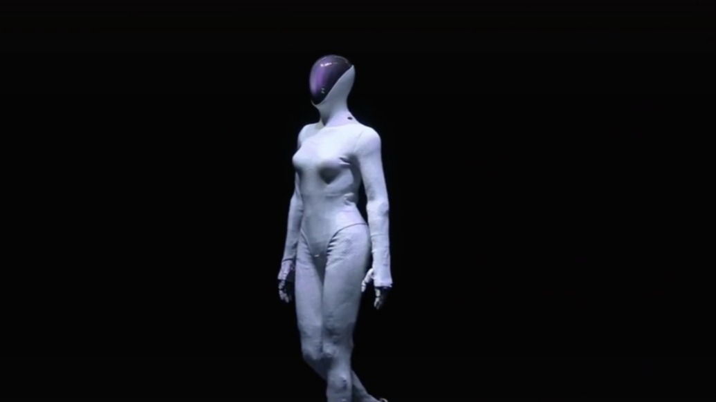 国内机器人走出惊艳“猫步”引发热议，专家解读：是不是越像人越好？