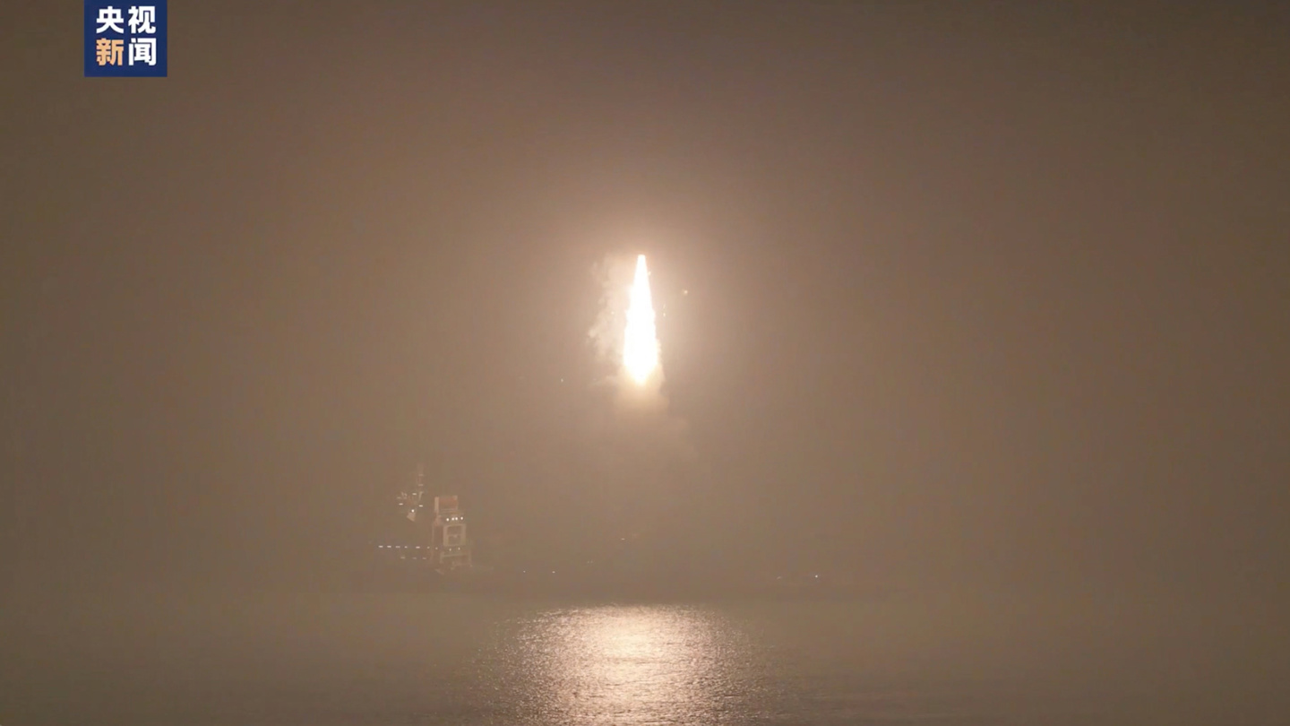 海上一箭三星，我国成功发射试验三十二号卫星 01 星、02 星、03 星