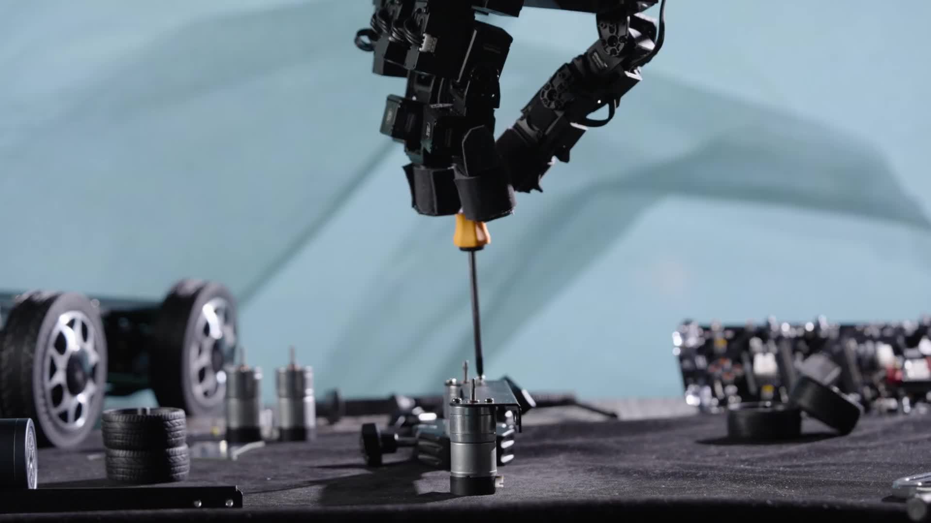 机器人“会用手”了：银河通用首破手掌任意朝向旋转难题，拧螺丝、砸钉子样样精通