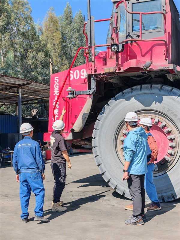 华为技术+移动5G 博主体验100吨无人驾驶矿车：就像玩游戏