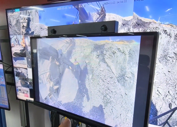 华为技术+移动5G 博主体验100吨无人驾驶矿车：就像玩游戏