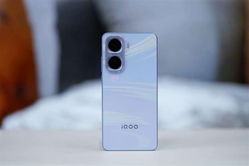 骁龙8至尊版+Q2独显芯片! iQOO Neo11评测:首批144Hz《王者荣耀》