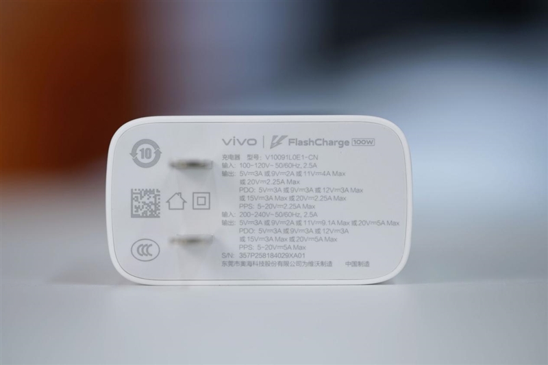 骁龙8至尊版+Q2独显芯片! iQOO Neo11评测:首批144Hz《王者荣耀》