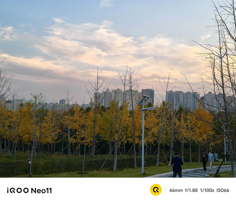 骁龙8至尊版+Q2独显芯片! iQOO Neo11评测:首批144Hz《王者荣耀》