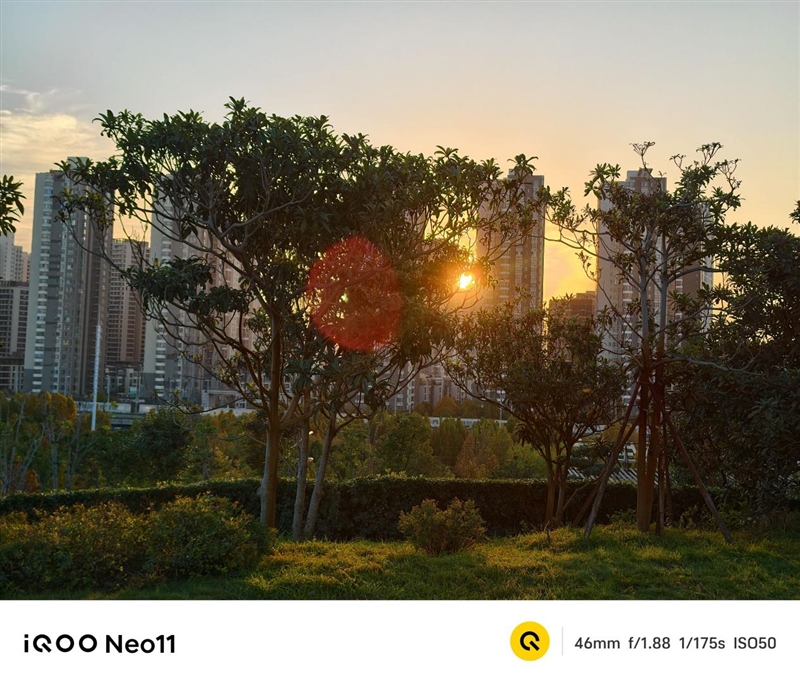 骁龙8至尊版+Q2独显芯片! iQOO Neo11评测:首批144Hz《王者荣耀》