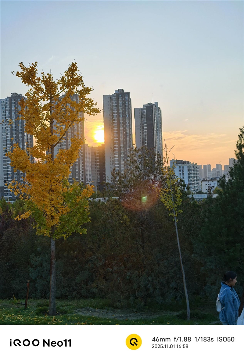 骁龙8至尊版+Q2独显芯片! iQOO Neo11评测:首批144Hz《王者荣耀》