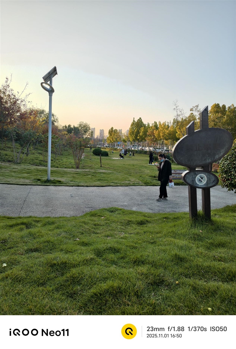 骁龙8至尊版+Q2独显芯片! iQOO Neo11评测:首批144Hz《王者荣耀》