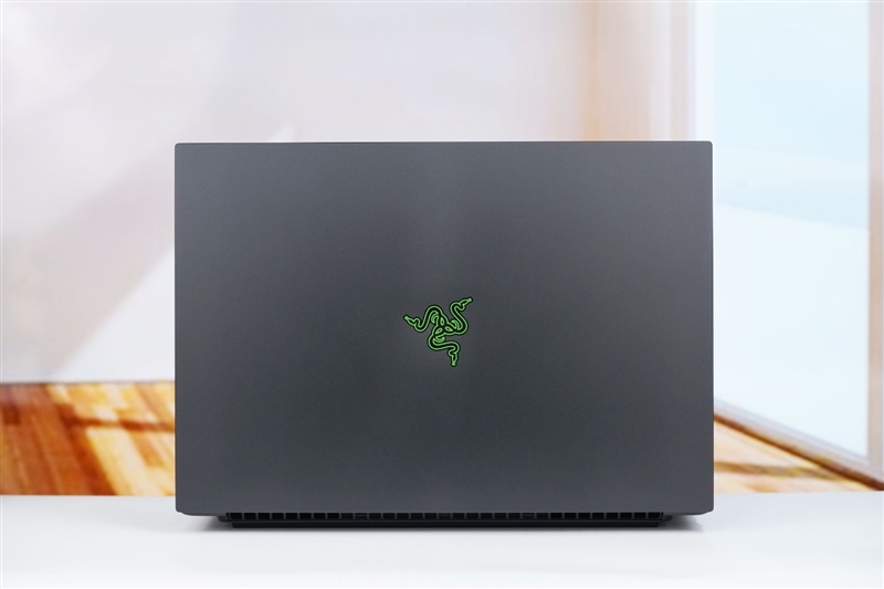 没有短板！雷蛇灵刃18 2025评测：配置拉满的顶级游戏本 18寸也能轻盈纤薄