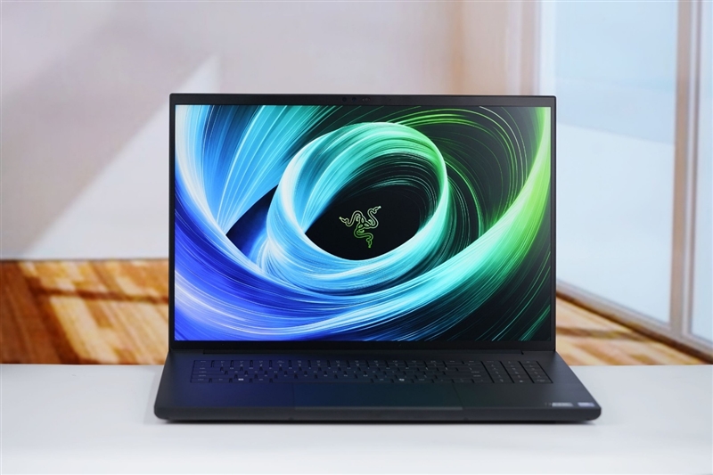 没有短板！雷蛇灵刃18 2025评测：配置拉满的顶级游戏本 18寸也能轻盈纤薄