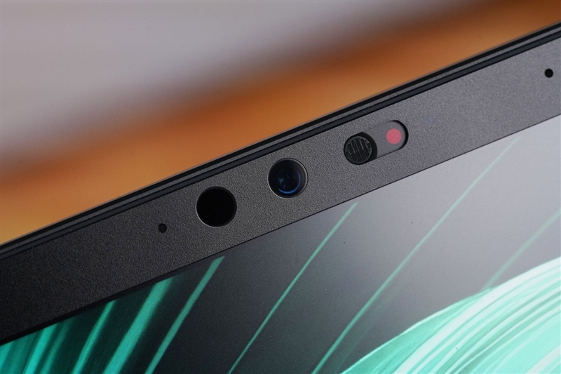 没有短板！雷蛇灵刃18 2025评测：配置拉满的顶级游戏本 18寸也能轻盈纤薄