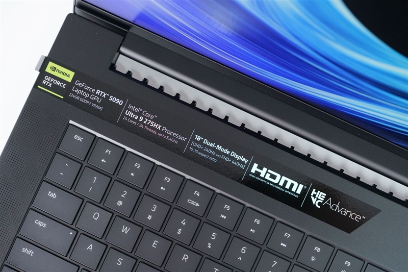 没有短板！雷蛇灵刃18 2025评测：配置拉满的顶级游戏本 18寸也能轻盈纤薄