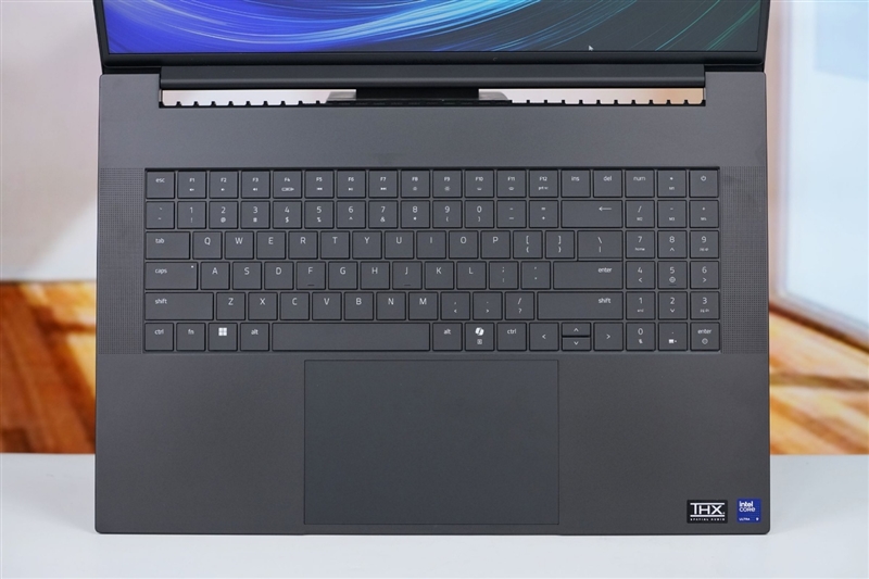 没有短板！雷蛇灵刃18 2025评测：配置拉满的顶级游戏本 18寸也能轻盈纤薄