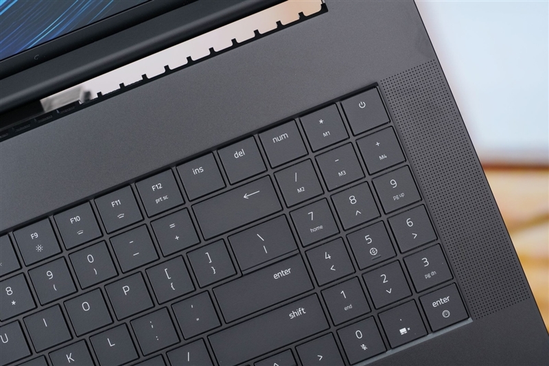 没有短板！雷蛇灵刃18 2025评测：配置拉满的顶级游戏本 18寸也能轻盈纤薄