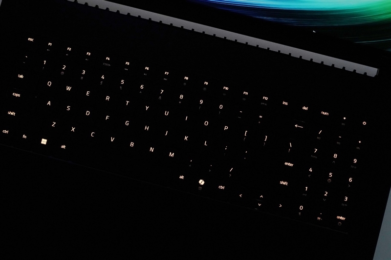 没有短板！雷蛇灵刃18 2025评测：配置拉满的顶级游戏本 18寸也能轻盈纤薄