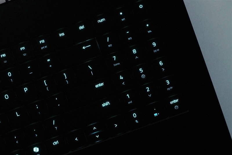 没有短板！雷蛇灵刃18 2025评测：配置拉满的顶级游戏本 18寸也能轻盈纤薄