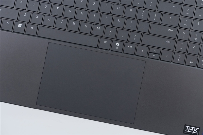 没有短板！雷蛇灵刃18 2025评测：配置拉满的顶级游戏本 18寸也能轻盈纤薄