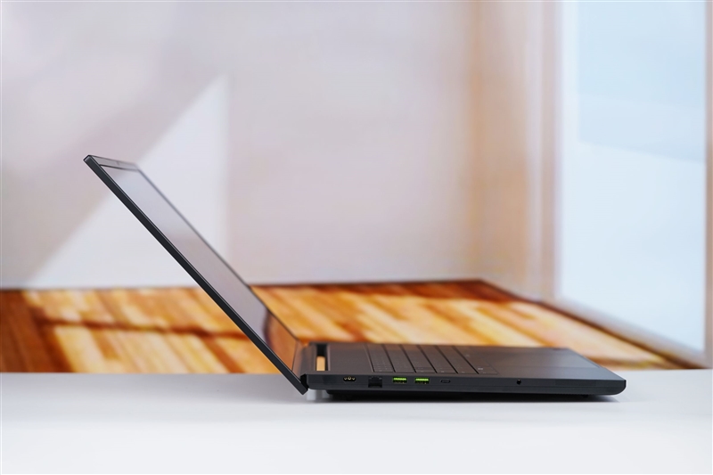 没有短板！雷蛇灵刃18 2025评测：配置拉满的顶级游戏本 18寸也能轻盈纤薄