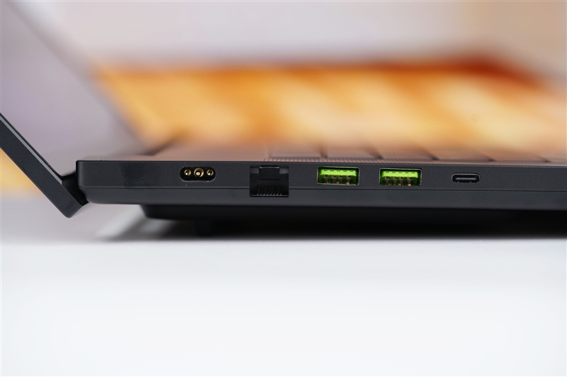 没有短板！雷蛇灵刃18 2025评测：配置拉满的顶级游戏本 18寸也能轻盈纤薄