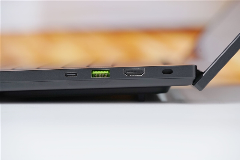 没有短板！雷蛇灵刃18 2025评测：配置拉满的顶级游戏本 18寸也能轻盈纤薄