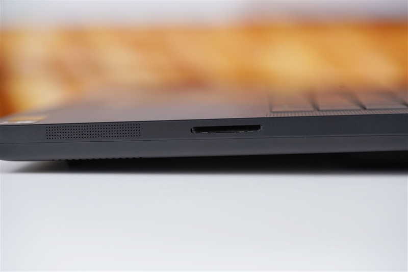 没有短板！雷蛇灵刃18 2025评测：配置拉满的顶级游戏本 18寸也能轻盈纤薄