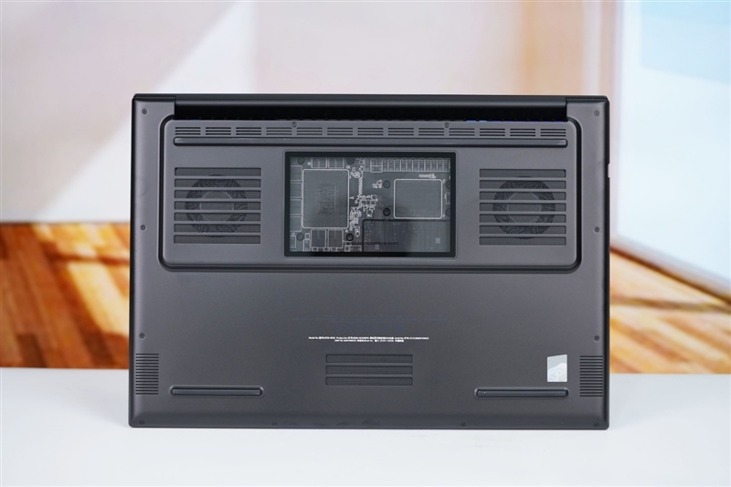 没有短板！雷蛇灵刃18 2025评测：配置拉满的顶级游戏本 18寸也能轻盈纤薄