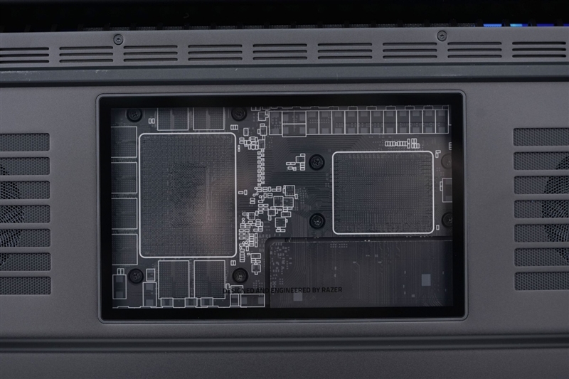 没有短板！雷蛇灵刃18 2025评测：配置拉满的顶级游戏本 18寸也能轻盈纤薄