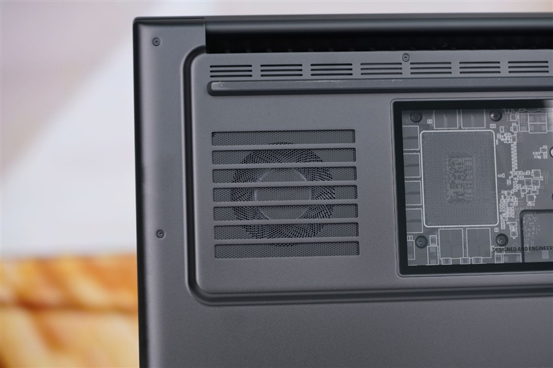 没有短板！雷蛇灵刃18 2025评测：配置拉满的顶级游戏本 18寸也能轻盈纤薄