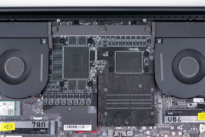 没有短板！雷蛇灵刃18 2025评测：配置拉满的顶级游戏本 18寸也能轻盈纤薄