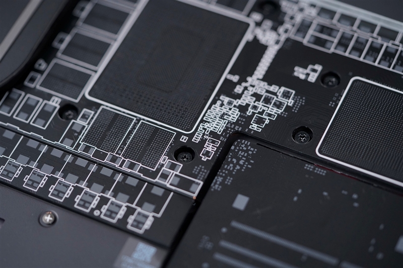 没有短板！雷蛇灵刃18 2025评测：配置拉满的顶级游戏本 18寸也能轻盈纤薄