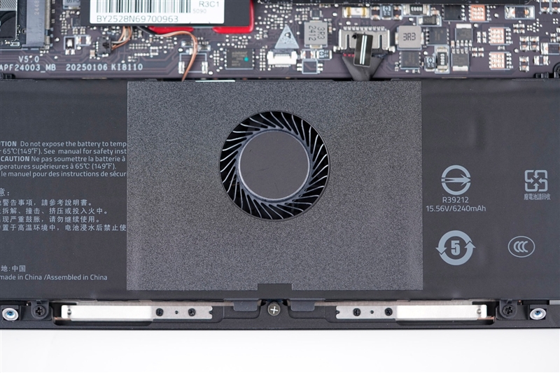 没有短板！雷蛇灵刃18 2025评测：配置拉满的顶级游戏本 18寸也能轻盈纤薄