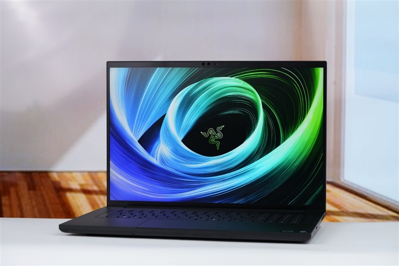 没有短板！雷蛇灵刃18 2025评测：配置拉满的顶级游戏本 18寸也能轻盈纤薄