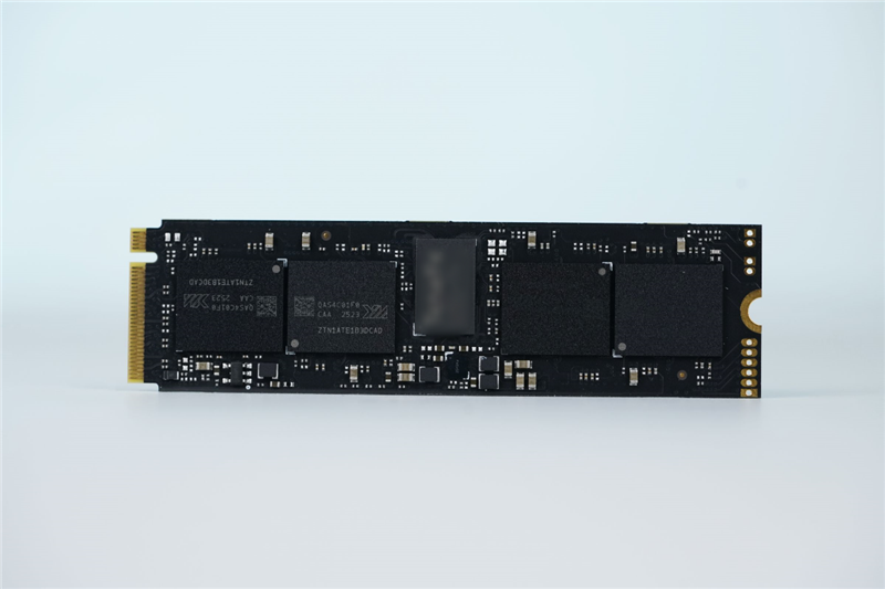 无散热也能满血!长江存储致态小翼e7 1TB SSD评测:原厂品质保障下的性价比王者