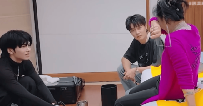 何赛飞因行李箱被踹坏爆哭!柯淳:谢谢何老师包容