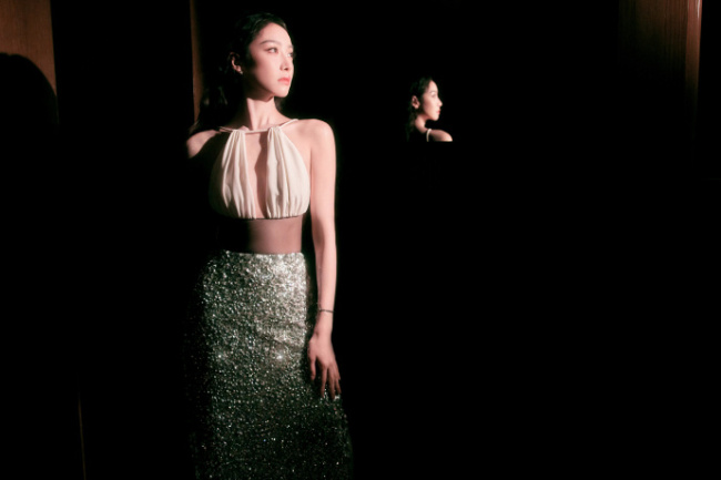 宋茜穿亮片露背裙性感美艳 四肢纤细锁骨诱人