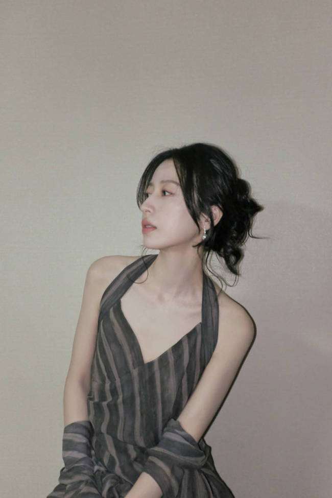 周雨彤穿挂脖长裙慵懒松弛 锁骨线条吸睛性感迷人